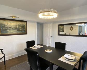 Luxury Designer 2 bedroom+office/3bed vacation home. - Bridgeport - Dining room