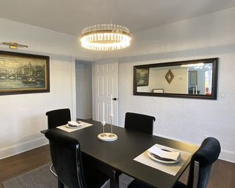 Luxury Designer 2 bedroom+office/3bed vacation home. - Bridgeport - Dining room