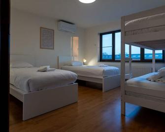 14 beds, 20p, 2 bath-, 1 livingroom - Houthalen - Bedroom