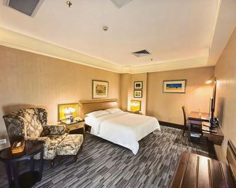 Zhongshan Sunshine Holiday Hotel (Zhongshan Pedestrian Street Xingzhong Plaza Store) - Zhongshan - Soveværelse