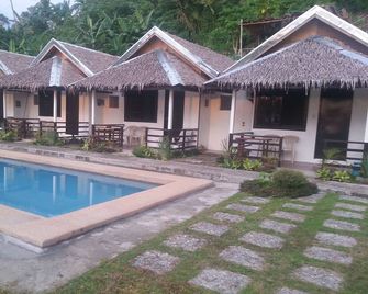 Combination of native and modern accommodation. - Puerto Galera - Pool