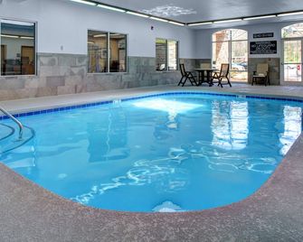 Country Inn and Suites Asheville Downtown Tunnel Rd - Asheville - Pool