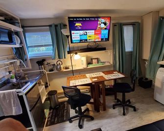 Cozy Cottages across from the Food Trucks of Aloha mall - Beaverton - Comedor
