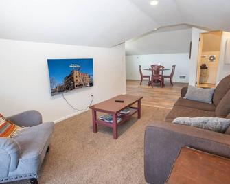 Percival's Perch At The Judge Jones Historic Homes - Flagstaff - Living room