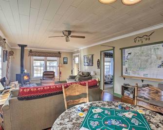 Downtown Cabin Less Than 10 Miles to Mt Shasta Ski Park! - McCloud - Living room