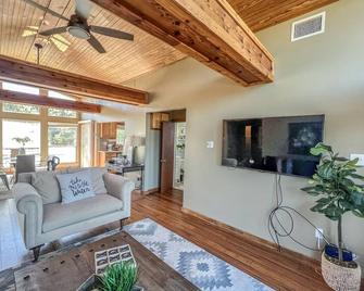 Lakeview Cabin-Lake Access, fire pit, pickle ball, pets ok - Somerville - Sala de estar