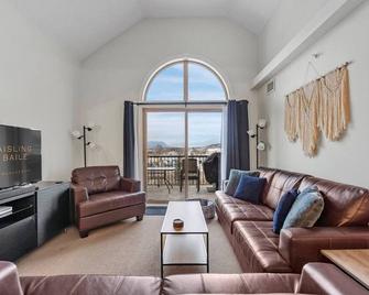 En Pointe | Top Floor | Pool | Hot Tub | Gym - Invermere - Huiskamer