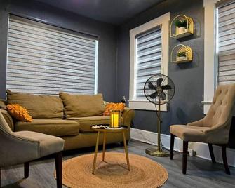 Sunrise Sanctuary – El Paso - El Paso - Living room