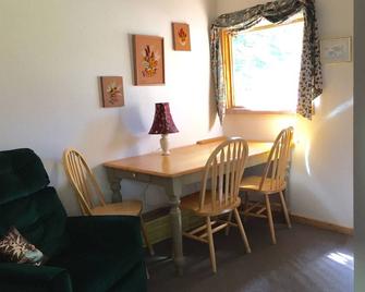 Eagles Nest Cabin In The Woods - Kasilof - Dining room