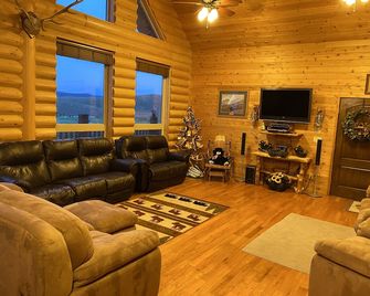 Dreamy Log Cabin in Bear Lake. Spectacular Views, Great Location, Quiet Getaway. - Garden City - Living room