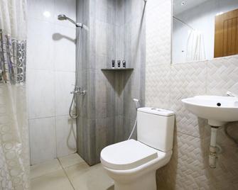 RedDoorz near Cilandak Town Square - Yakarta - Baño