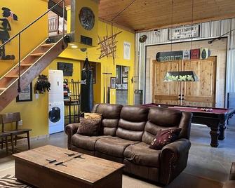Secluded Luxury at Oak Hollow Estate – Perfect for Groups of Up to 20 - Cottonwood - Living room