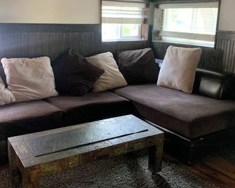 Cabin On The Chain! Free Water Sports - Antioch - Living room