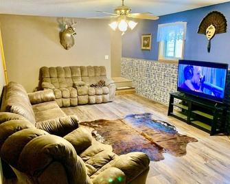 XL Cabin with Pool & Hot Tub Jacuzzi - Lansing - Living room
