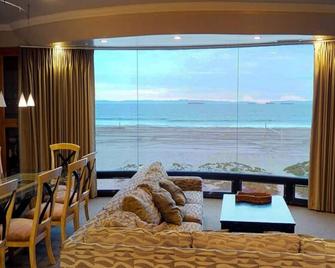 5 Bedroom Beachfront Masterpiece - Sunset Beach - Living room