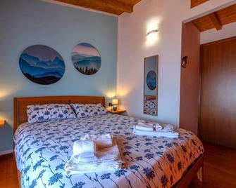 Happy Guest Apartments - Lake & Green Oasis - Riva di Solto - Schlafzimmer