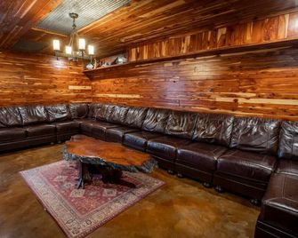 The Hobbit House, Fantasy comes Home! - Russellville - Lounge