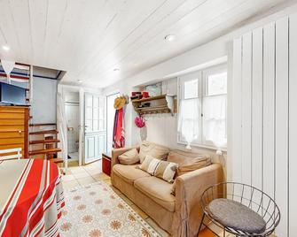 2 Bedroom Amazing Home In Ars-En-Re - Ars-en-Ré - Living room