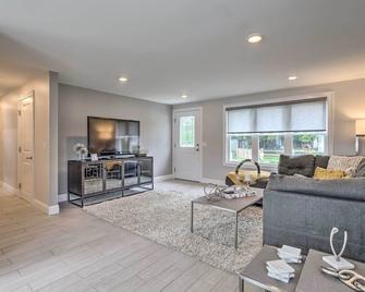 Narragansett Escape by Narrow River and Beaches - Narragansett - Living room