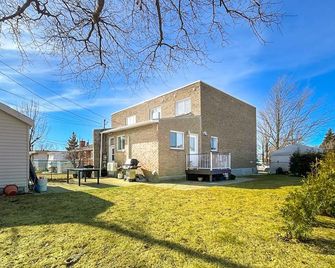 Spacious House Near Downtown Mtl - Montreal - Building