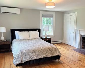 Quintessential Maine- 3 Bedrooms, all En Suite- Yellow Door Guesthouse - Freeport - Bedroom