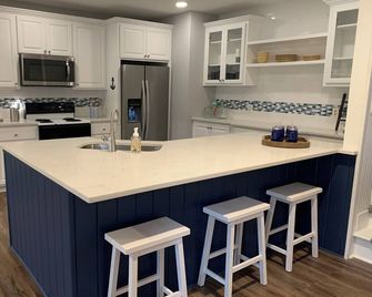 Gorgeous 5-bedroom House, quiet cove, brand new dock, hard to find flat backyard - Dawsonville - Kuchyň