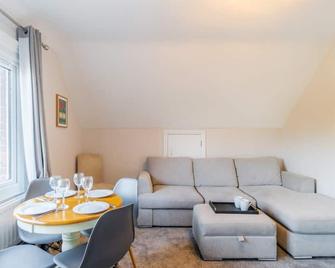 Prime Spot For Ascot & Windsor - 2 Bedrooms - Ascot - Living room