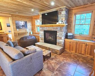 Loza house adirondack screened-in porch unit lake front - Plattsburgh - Living room