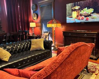 Large Historical Home for Groups Walk to Downtown! - Pensacola - Living room