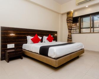 Capital O 27600 Hotel Sai Plaza - Ulhasnagar - Bedroom