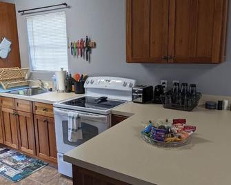 Solitude near the Heart of Little Rock! - North Little Rock - Kitchen