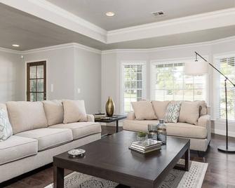 Monthly 5 Star Okc / Nichols Hills Home - Nichols Hills - Living room