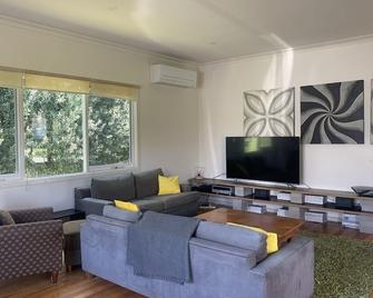 Pet Friendly Family Holiday Home 30 minutes from the Great Ocean Road - Birregurra - Sala de estar