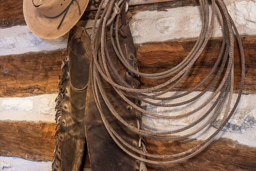 Texas Cowboys & Indians - Close to Luckenbach & Bar On Site - Fredericksburg