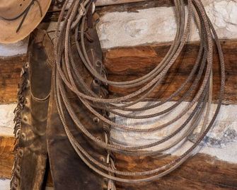 Texas Cowboys & Indians - Close to Luckenbach & Bar On Site - Fredericksburg