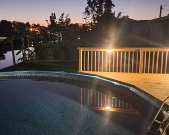 Shadow's Oasis, Tropical Cozy 2/2 w/ Pool, Sundeck & Fishing in your own space! - Okeechobee - Zwembad