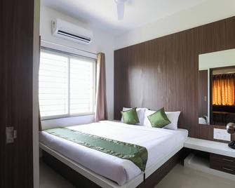 Treebo Sapphire Studio - Nashik - Bedroom