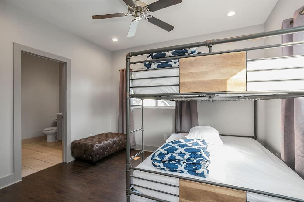 3 Stories and A Rooftop Deck - Minutes From Downtown - Backyard Lounge & Grill - Nashville - Bedroom