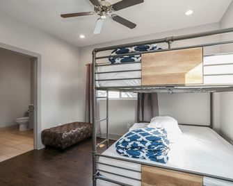 3 Story Luxury Home With Rooftop Patio. Very Spacious. Minutes To Downtown - Nashville - Bedroom