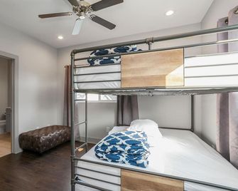 3 Stories and A Rooftop Deck - Minutes From Downtown - Backyard Lounge & Grill - Nashville - Bedroom