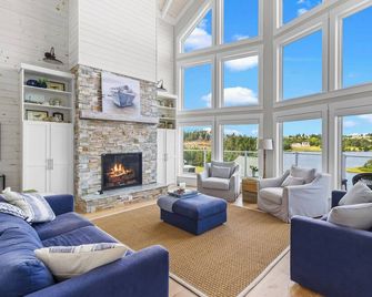 Where unforgettable weekends begin. Gather with family and friends in this spacious waterfront Lake house featuring a hot tub, stunning sunset views, and room for everyone to reconnect and celebrate. - Dildo - Living room