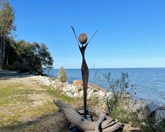 Packer Game Retreat- Luxury Algoma Lakehouse, 310ft of private shore, Fire pit! - Algoma