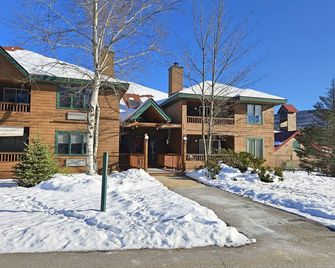 Cozy, lake & mountain views, AC, TV/DVD, pool/fitness club. D0045 by LRS - North Woodstock - Building