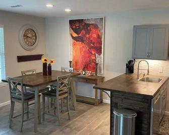 Wild Card Suite: Unit B. Casino Retreat & Pickleball Court - Thackerville - Dining room