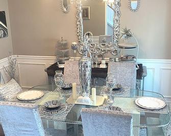 The Luxe Glam Lawrenceville 3 Bdrm 2.5 Ba - Lawrenceville - Dining room