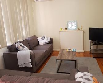 3 Bedroom Family Friendly Home - Wifi Available - Whyalla - Living room