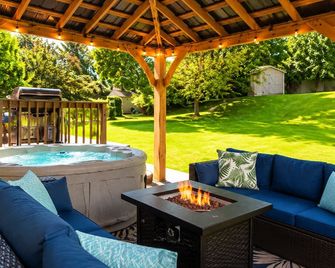 Stunning 5 Br, 2 King Bed, 2 Garage, 4 Bth Family Friendly Home With Hot Tub - Maple Grove - Binnenhof