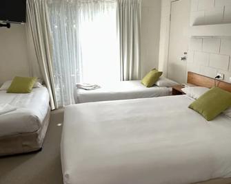 Corlette Palms Motor Inn - Taylors Beach - Bedroom