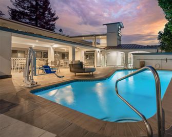 Best Western Plus Riviera - Menlo Park - Piscine