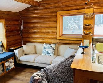 North Shore Tiny Log Cabin + Bunkhouse Retreat - Schroeder - Sala de estar